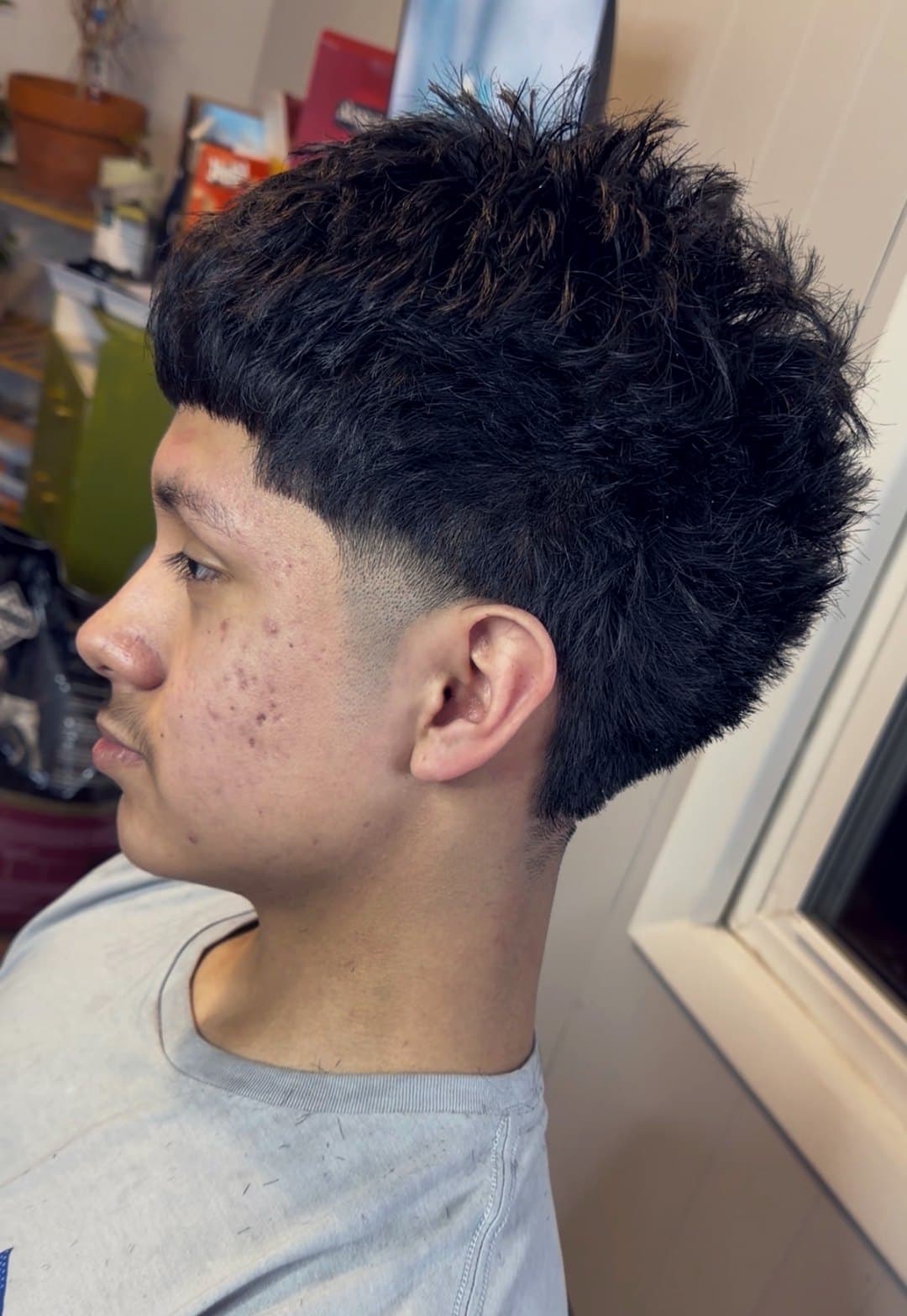 Textured top with a low fade and clean line-up, side profile